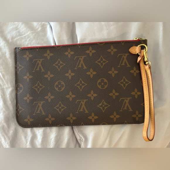 Louis Vuitton Neverfull Mm Pouch. Excellent/new condition. 9 3/4" x 6". - Picture 2 of 5